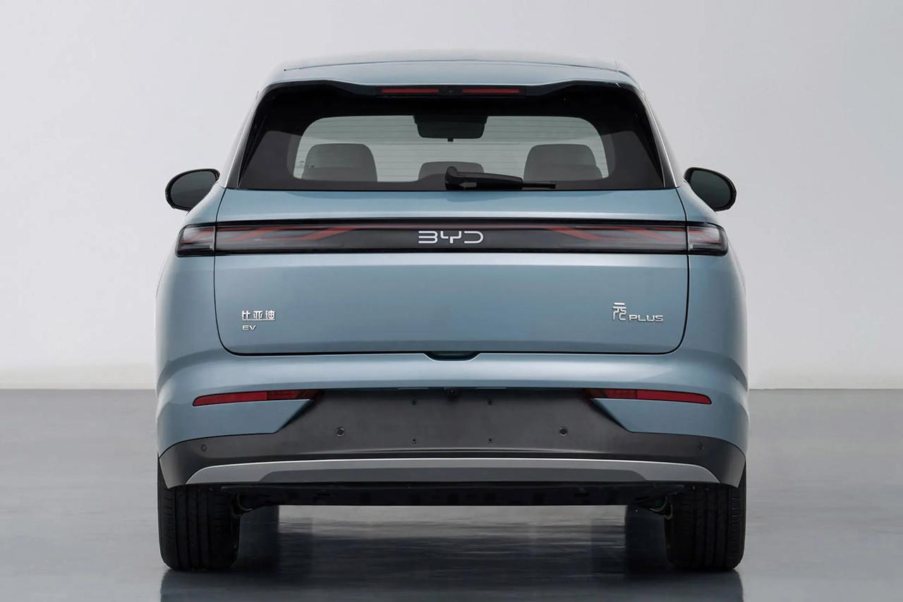 比亚迪有点太难了，闪充刚推出，又引来了一波友商拉踩，不止主机厂，现在电池厂也坐不