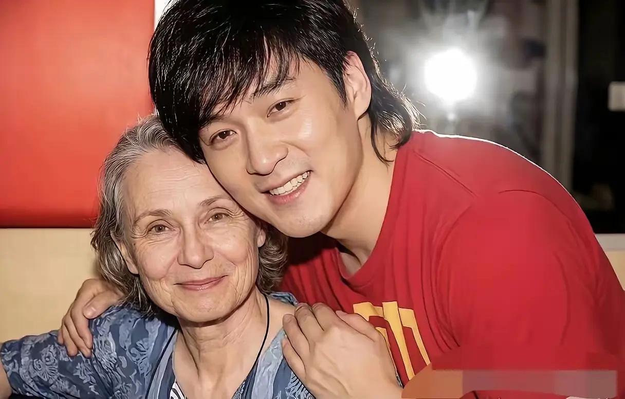 当周华健还是个穷小子时，他的妻子才华出众，家境优渥。1986年两人结婚，婚后育有