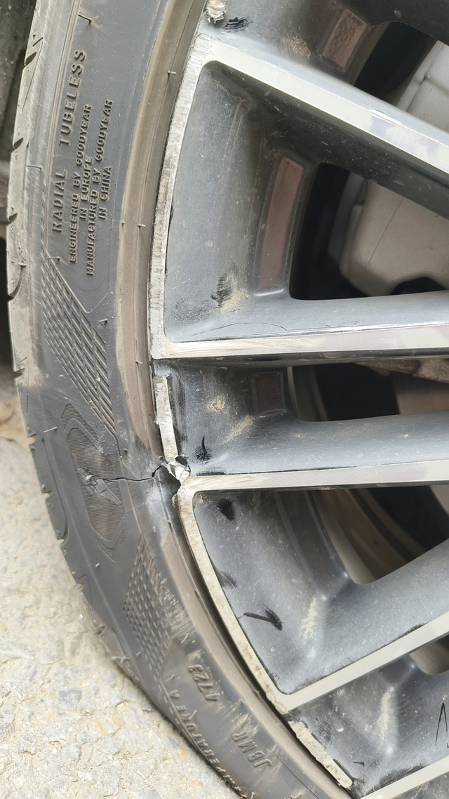 C260L大轮毂直接干报废提车五个月整，轮毂轮胎就都干报废了，心好疼！该死的马