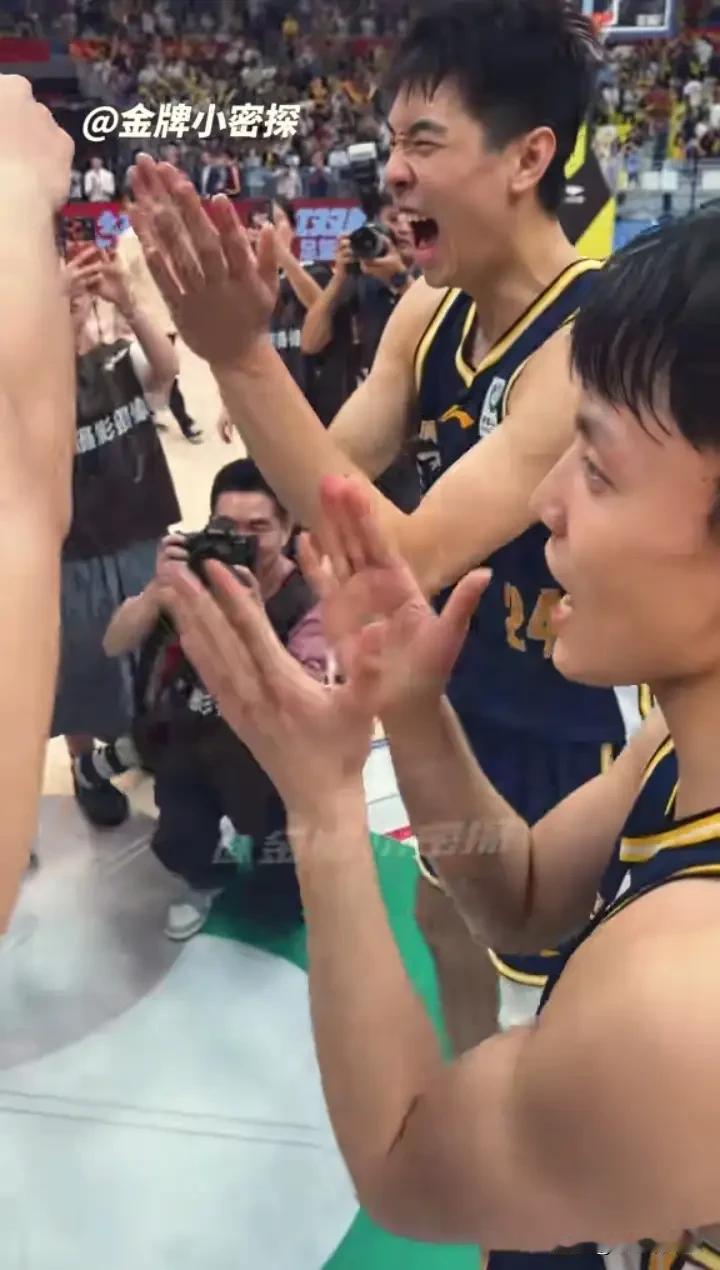 缺谁谁尴尬！杜锋因病缺席，由助教拉科维奇带队复仇宁波，赛后，广东队全员庆祝主场取