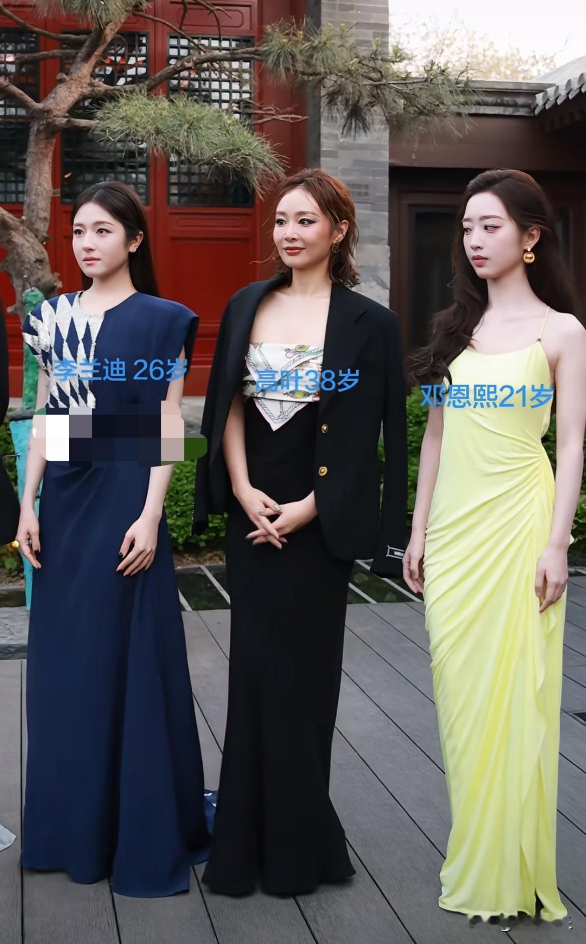 脖子纤长很出众！有点像蒋梦婕又有点像韩国人！右边的黄裙子好美……才21岁？