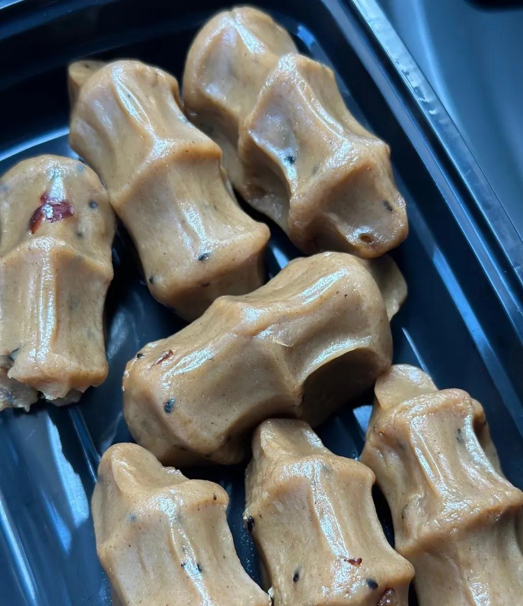 看起来丑丑的，吃起来不错！好奇特的味道#番薯老鼠糕