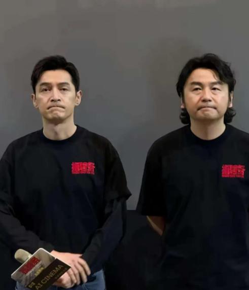 雷佳音瘪嘴了，胡歌也也瘪嘴了。两人脸上全是无奈，本以为再差的本子，凭借他俩