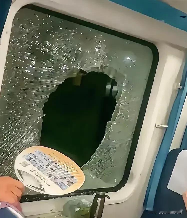 昨晚八点多沪昆铁路东孝站附近发生列车侧面冲突事故，导致K1373次旅客列车机车脱