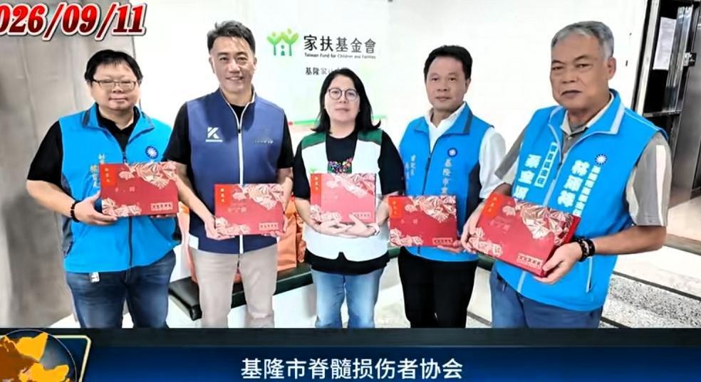 郑丽文真是有钱，个人出资向弱势群体发放中秋月饼。9月11日，国民党基隆立委林