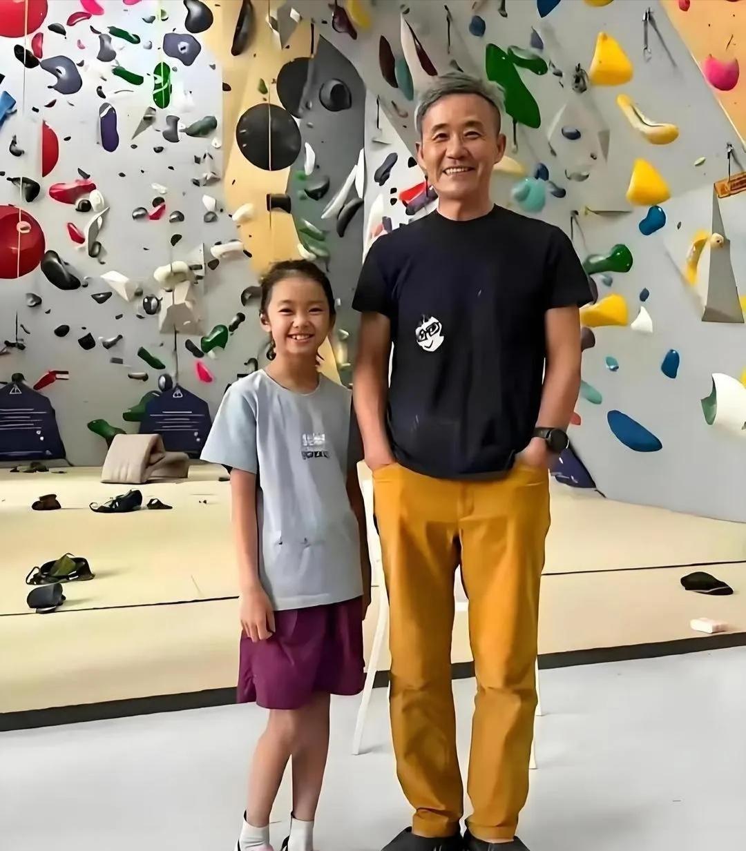 王石和田朴珺的小女儿确实漂亮，王石也依旧精神帅气，这画面看着养眼。不过，王石还有