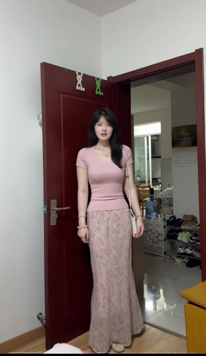 闺女出门逛街，老爸非要她穿一件外套！