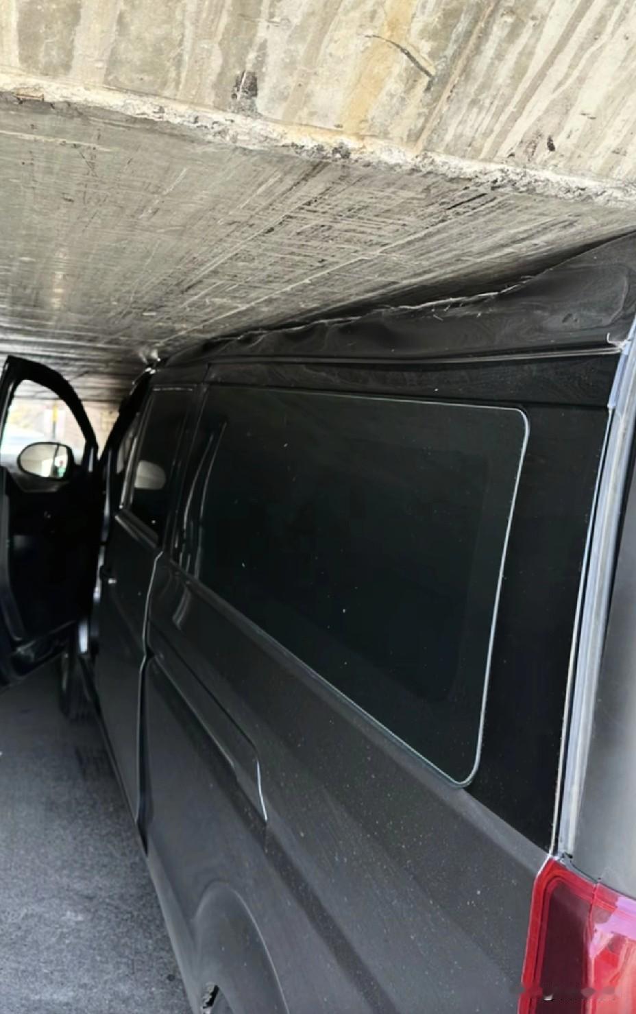 侯坊有个缺德桥、绝户洞我反正是每次都不希望有车乱进前，万一剐蹭一下，那车就不漂