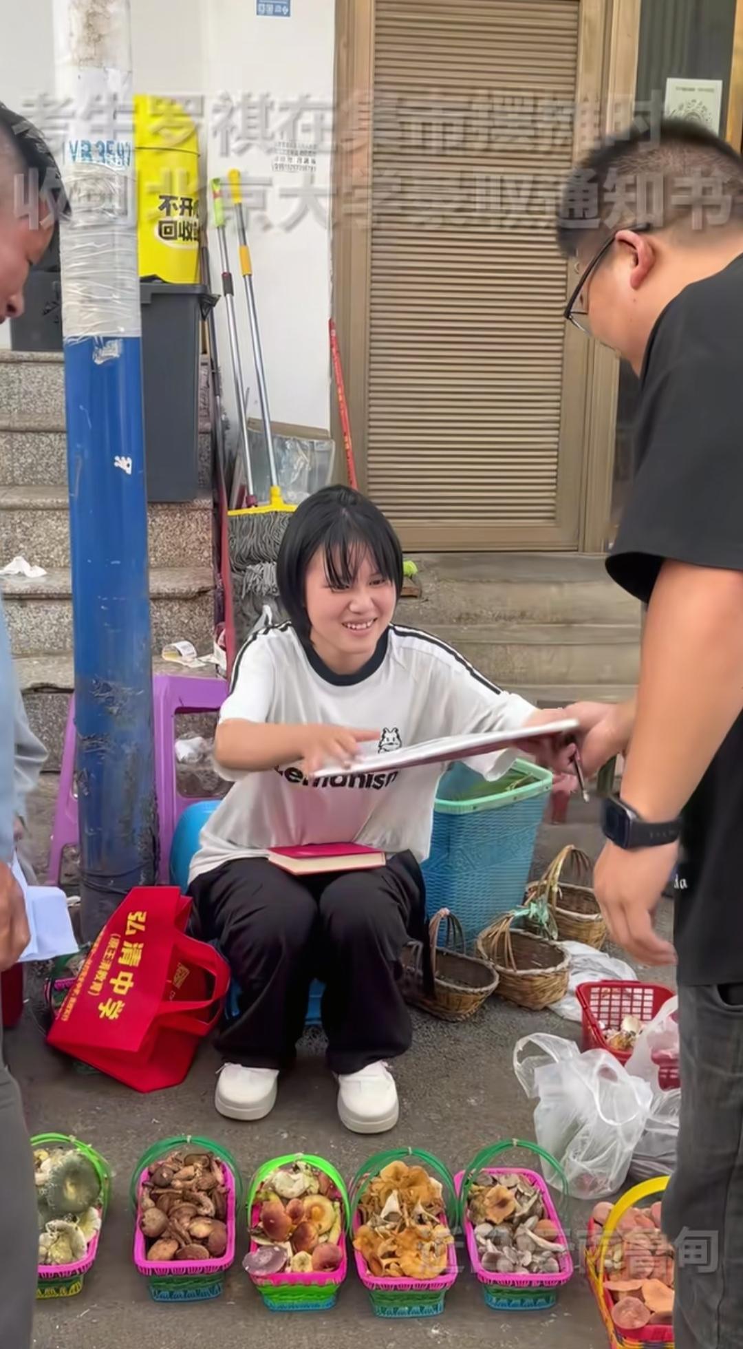 火上人民日报了。如果我不说你不会想到，这位坐在集市地摊上安静看书的姑娘，居然是
