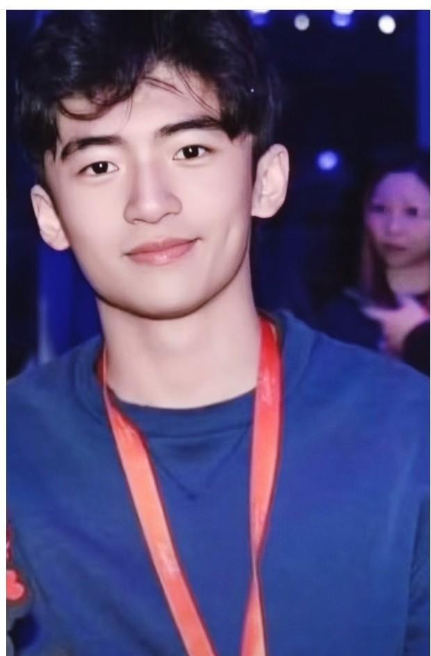 张柏芝官司缠身时，最先冲上来挡刀的不是百万年薪的金牌团队，也不是前夫谢霆锋——是