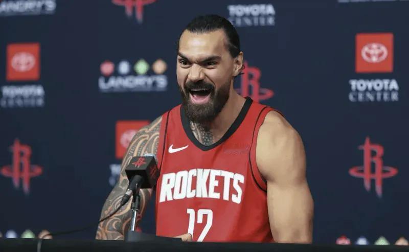 火箭三连胜，但更衣室没人庆祝。因为“海王”捂紧右脚踝倒下的画面，还卡在每个人喉