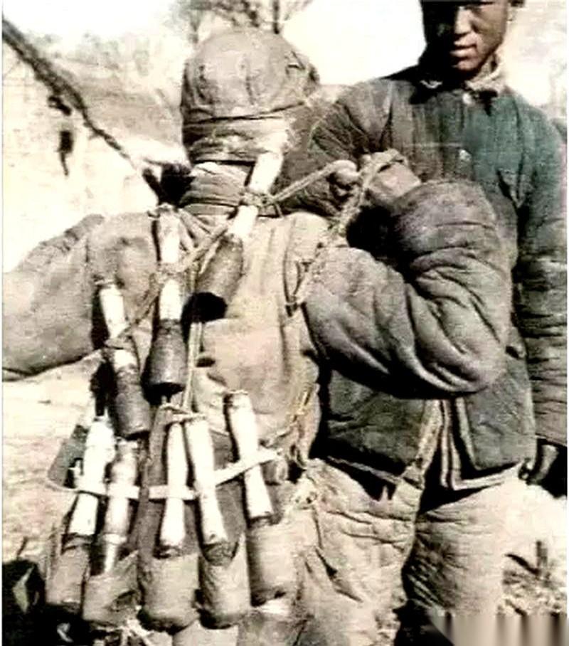 1939年的战场上，有个日本军官正拿着人命玩“射击游戏”。连杀了8个中国士兵后