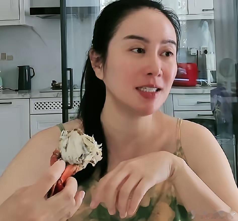有网友问叶璇：“为什么那么多女明星生完孩子后，身材恢复得那么快，跟没生过一样？”