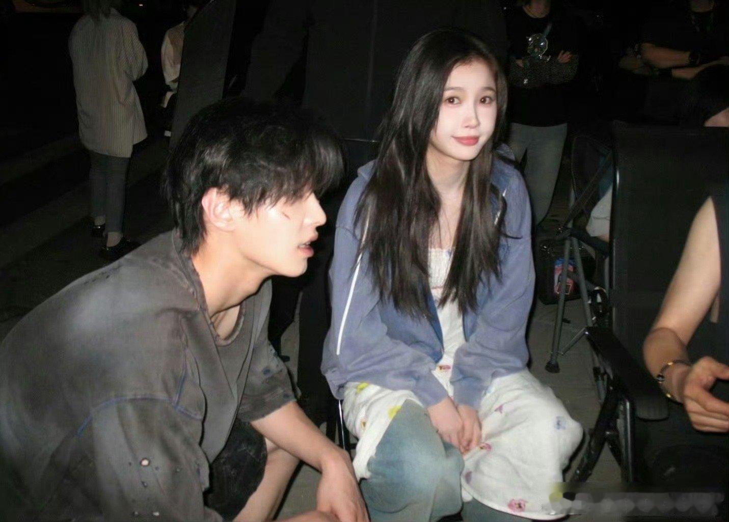 虞书欣何与给所有情侣合照打个样这才是有效情侣照！旅游转场自带故事感，生命力爆棚