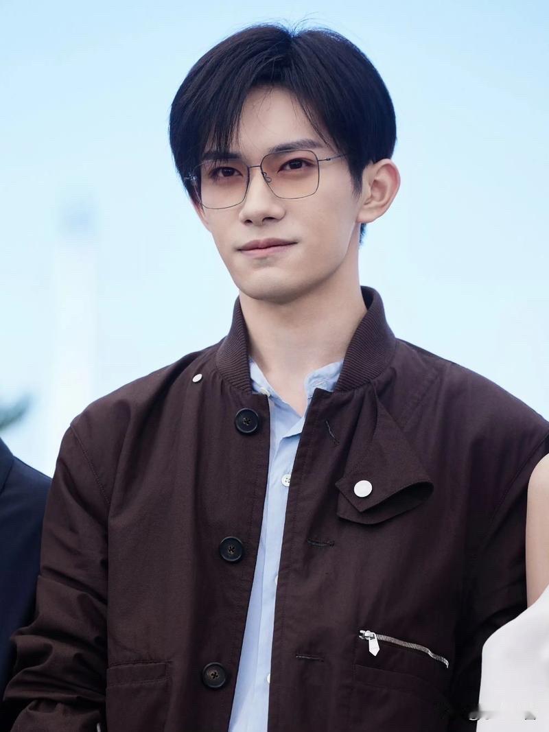 难怪明星都喜欢改名呢看到易烊千玺得奖才明白，他的父母给他的名字取得有多好，四