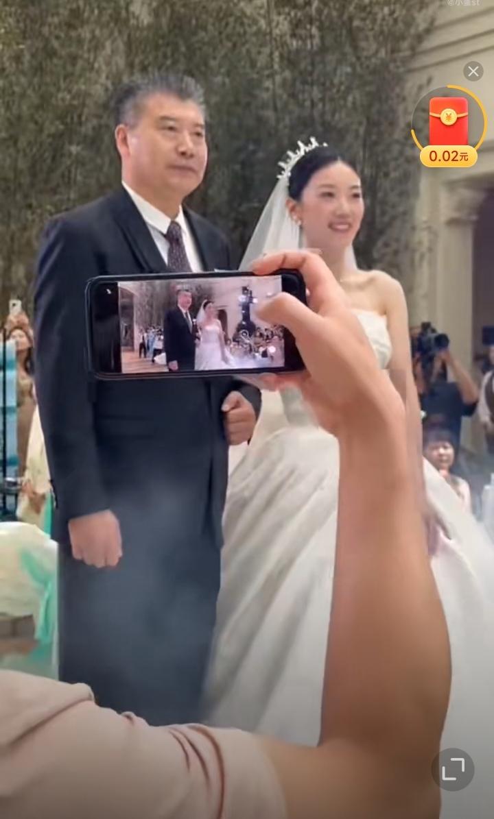 国乒李隼指导的女儿今天结婚啦[赞]！女儿仿爸，长相酷似爸爸，端庄大气，个子也好