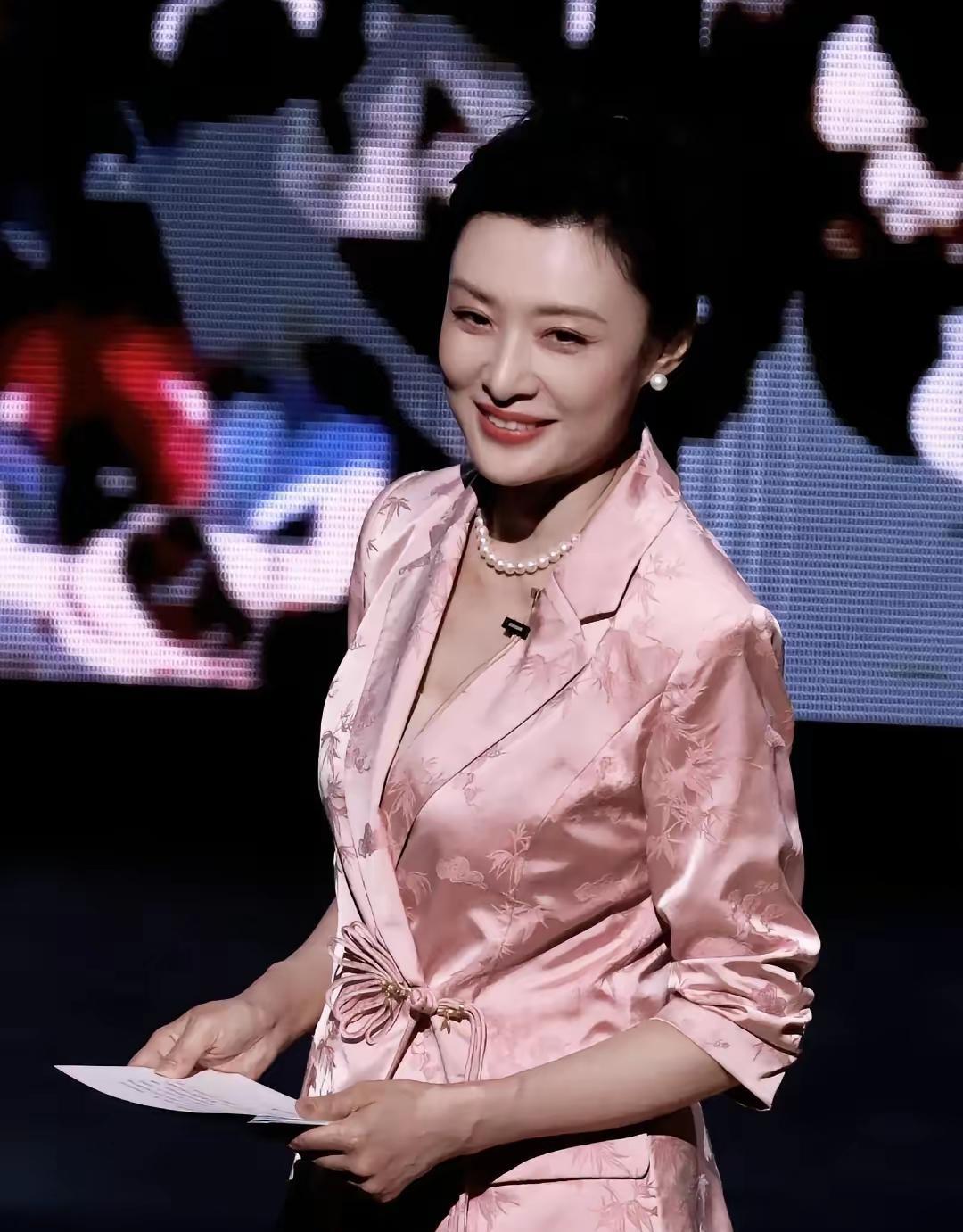 这是我最欣赏一位美女主持人她的身材无人能敌，她的美貌更加像是天仙下凡不过如此