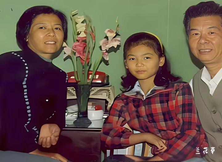 小时候的刘涛和爷爷奶奶在一起。从小到大，她的模样没什么变化。原生脸就是经看，