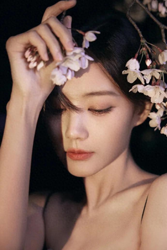 李一桐黑色透视薄纱花裙写真