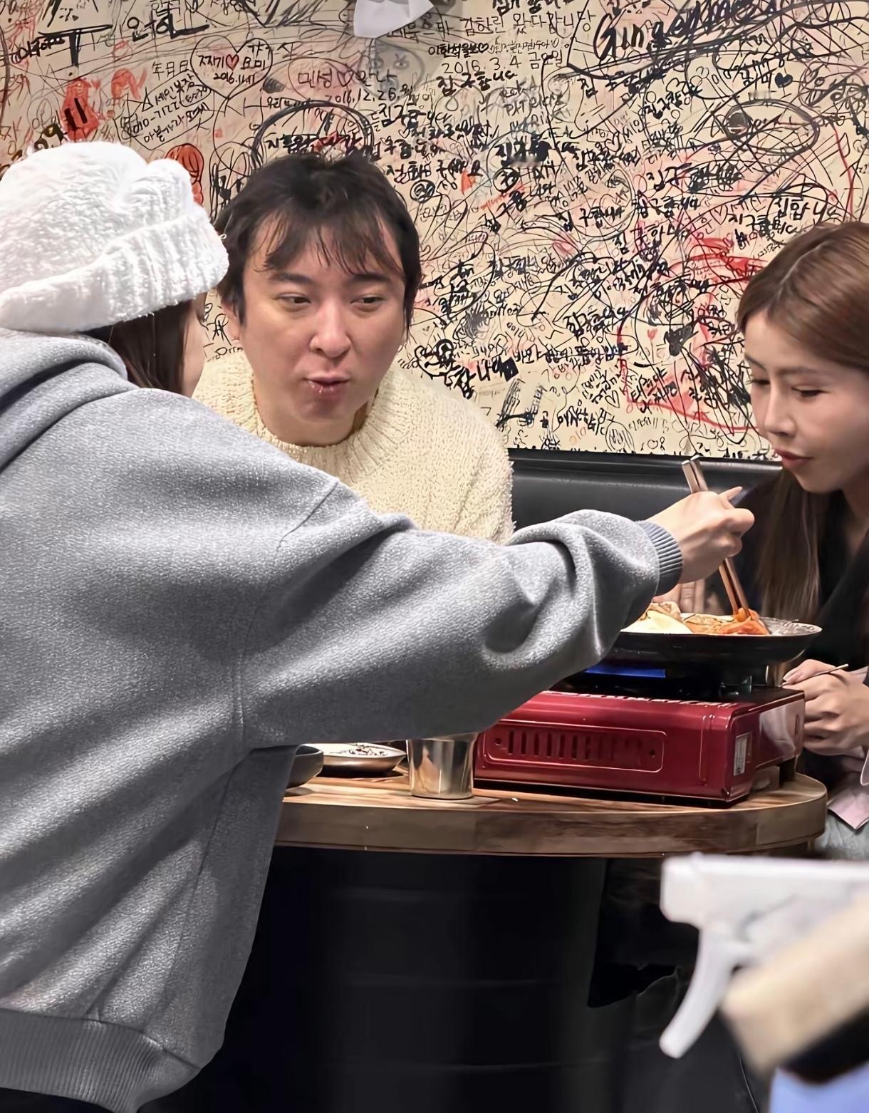 王思聪这个富二代，活了半辈子全是在享受生活，从个人角度出发，他这半生过得无憾了。