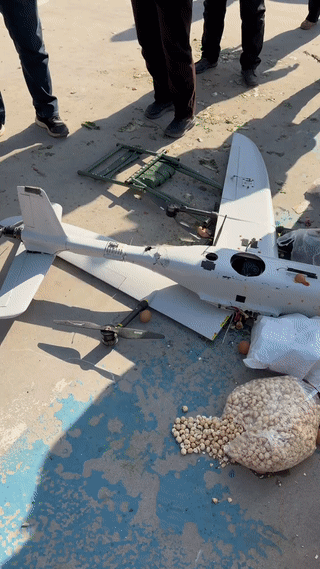 天空中突然降下一架无人机？正好砸中了路边卖鸡蛋的小摊？摊主一脸不可思议的愣在