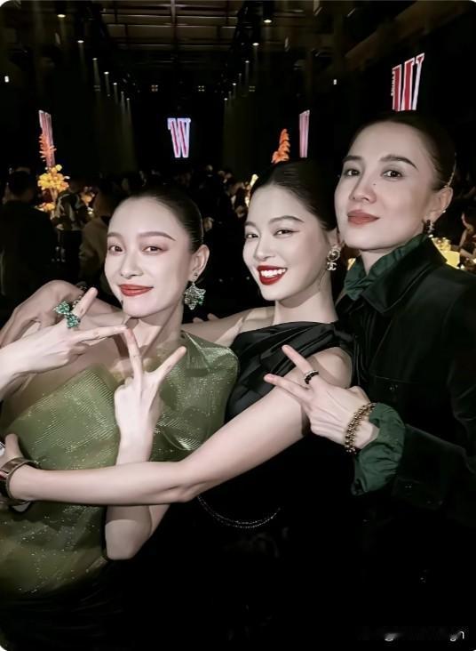 这张合影就像一张温馨的全家福。宋佳坐在最右边气场全开，妥妥的大家长风范。