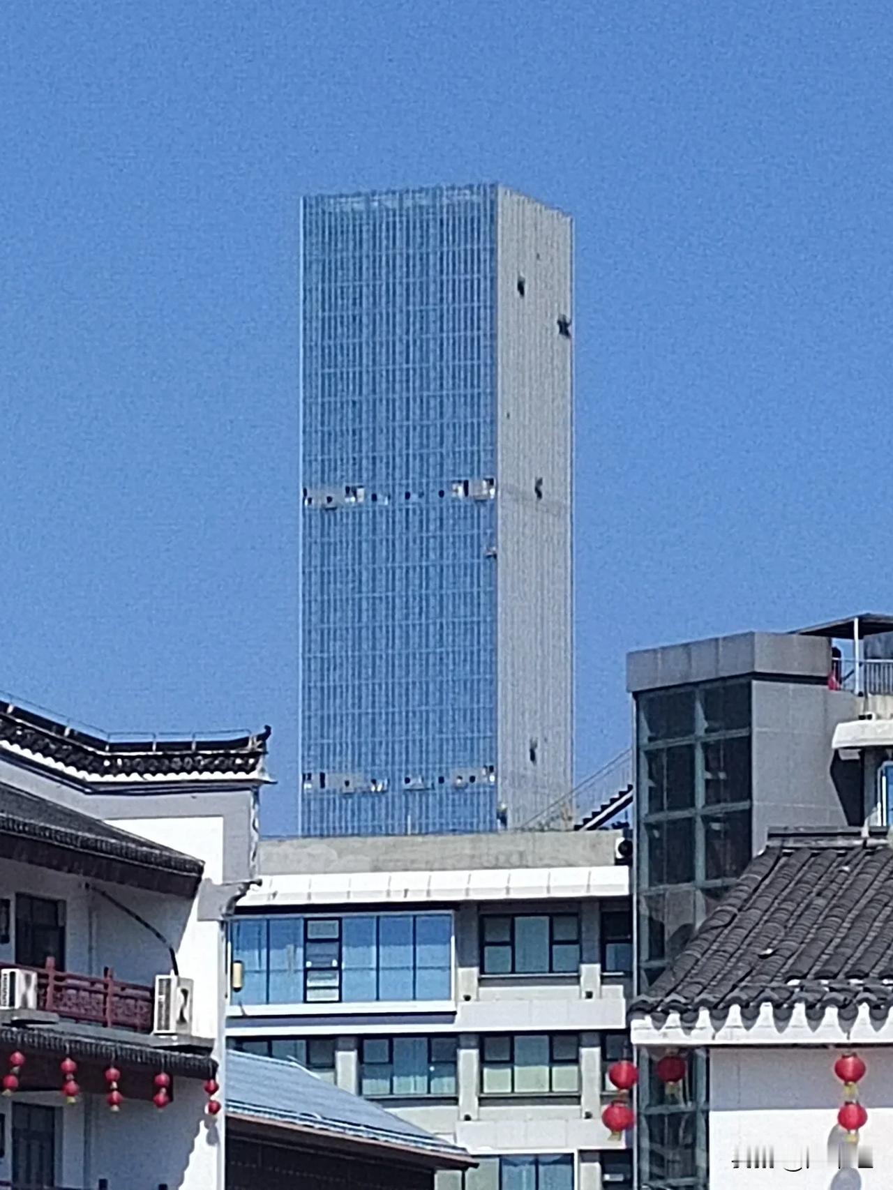 岳阳东茅岭步行街，湘北第一高楼，装饰一新的岳阳友阿大厦，在蓝天的映衬下，让你感觉