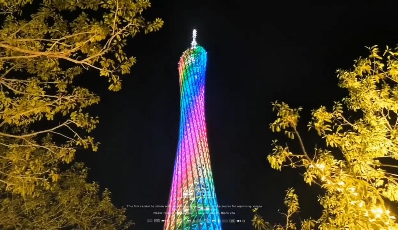 去广州旅游，终于亲眼见到广州小蛮腰的夜景！晚上的小蛮腰真是太美啦，塔身灯光不停