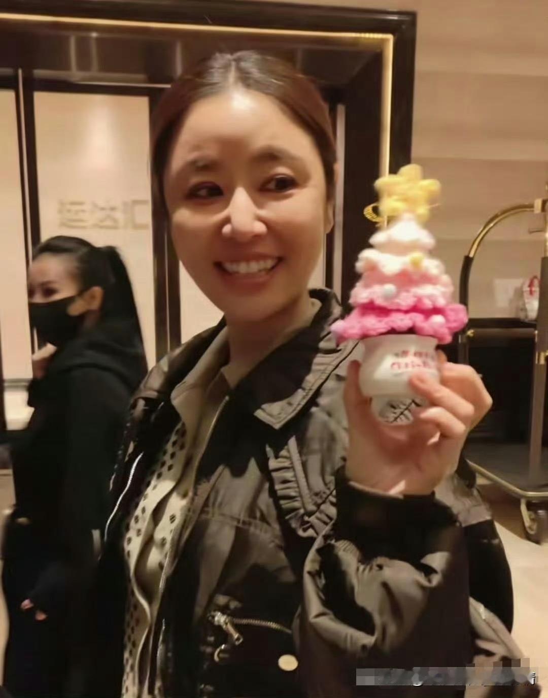 当49岁的林心如下班被路人偶遇，镜头里的她淡妆出镜，眉眼间褪去了少女的娇憨，深邃