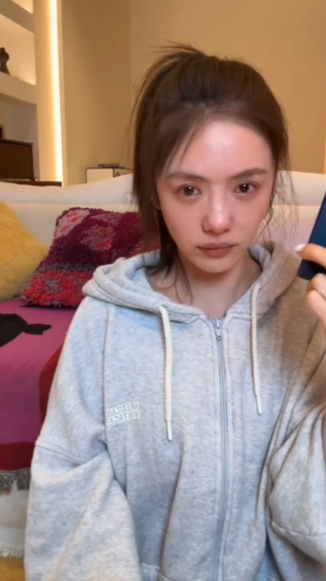 蔡文静半夜突然直播，经纪人紧急打电话让蔡文静下播问题不大，姐就是微醺了一下，有