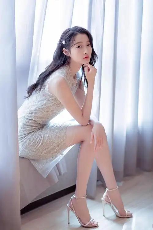 关晓彤评论区“沦陷”“人设”是件易碎品，尤其当它被高高捧起，与真实产生裂隙。