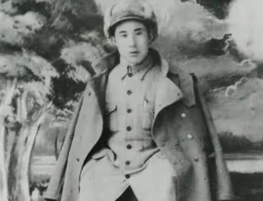 1949年，新中国都快成立了，一个扛过长征、打过淮海的老红军，带着老婆孩子去福