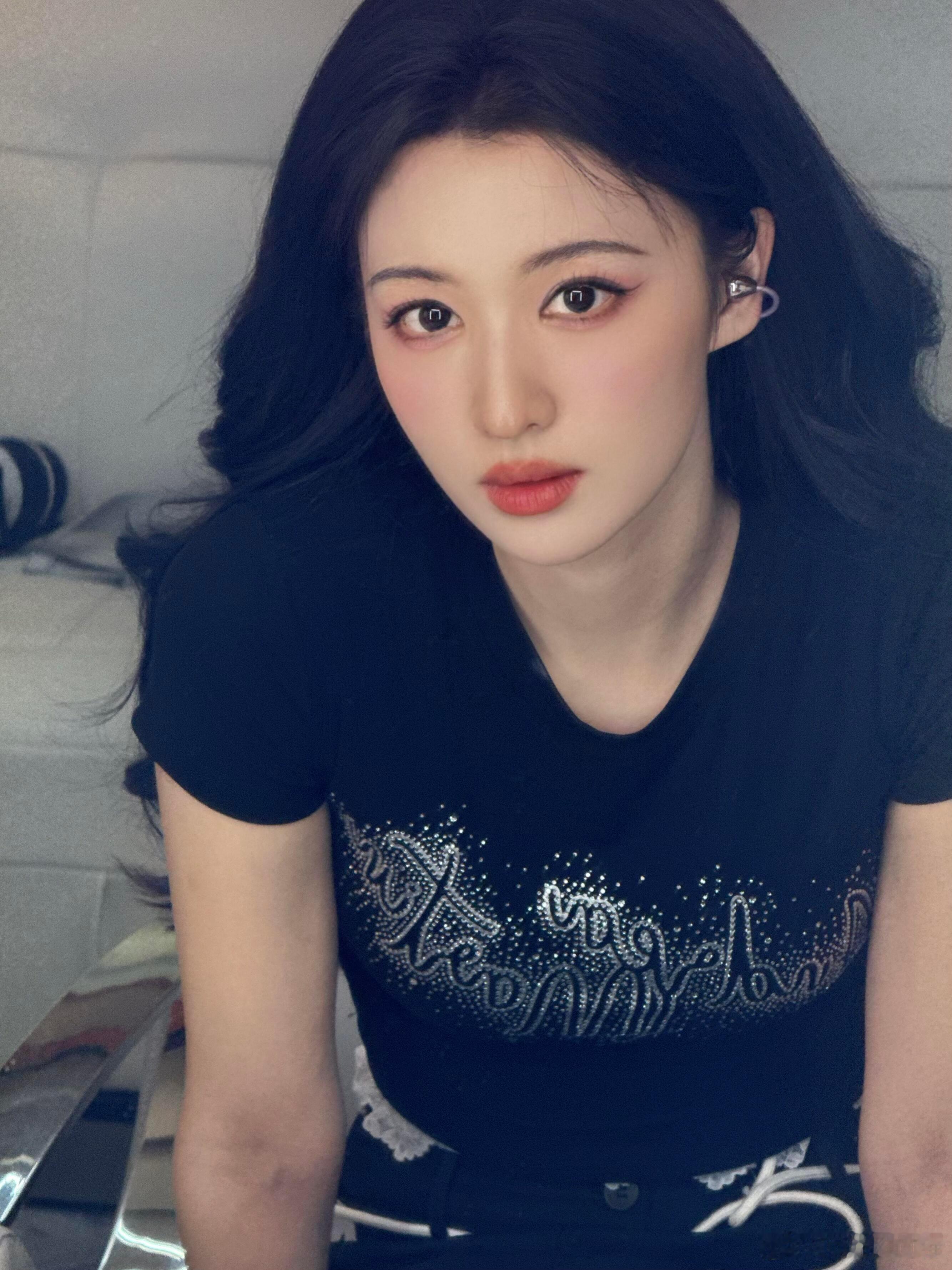 谁能想到王楚然这么美一女的用这么抽象的小镜子哈哈哈！​​​