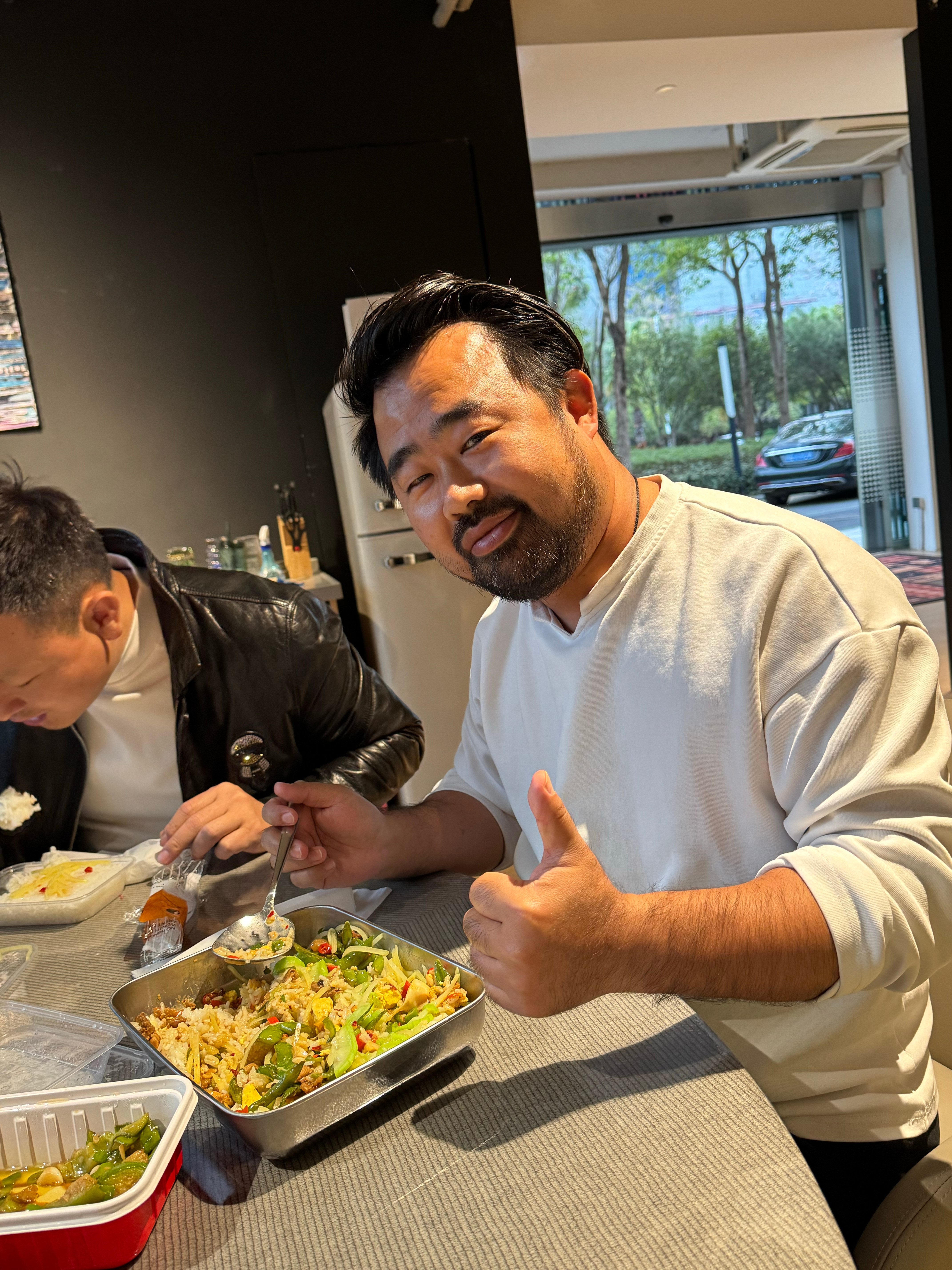 一落地就来找我设计师聊聊工作室装修的问题。他说出去吃饭就是浪费时间，又点外卖来他