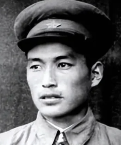 1949年，3名侦察员误入一间破旧牛棚，一名战士刚躺下，突然一阵疼痛，伸手往草堆