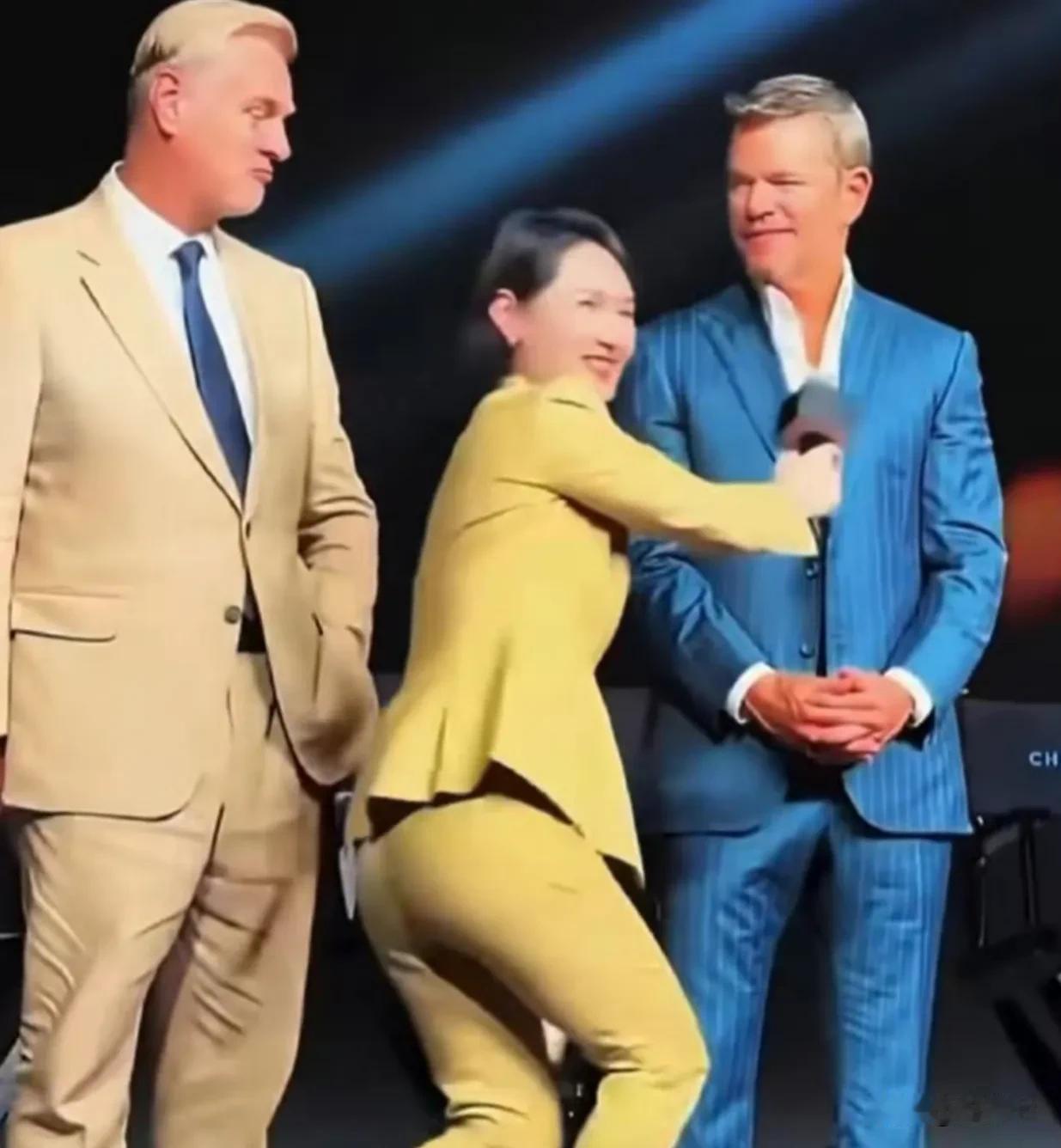 上海一女主持人半蹲采访外国人引发观众不适❌❌网友怒了：礼貌不等于低三下四！🔥?