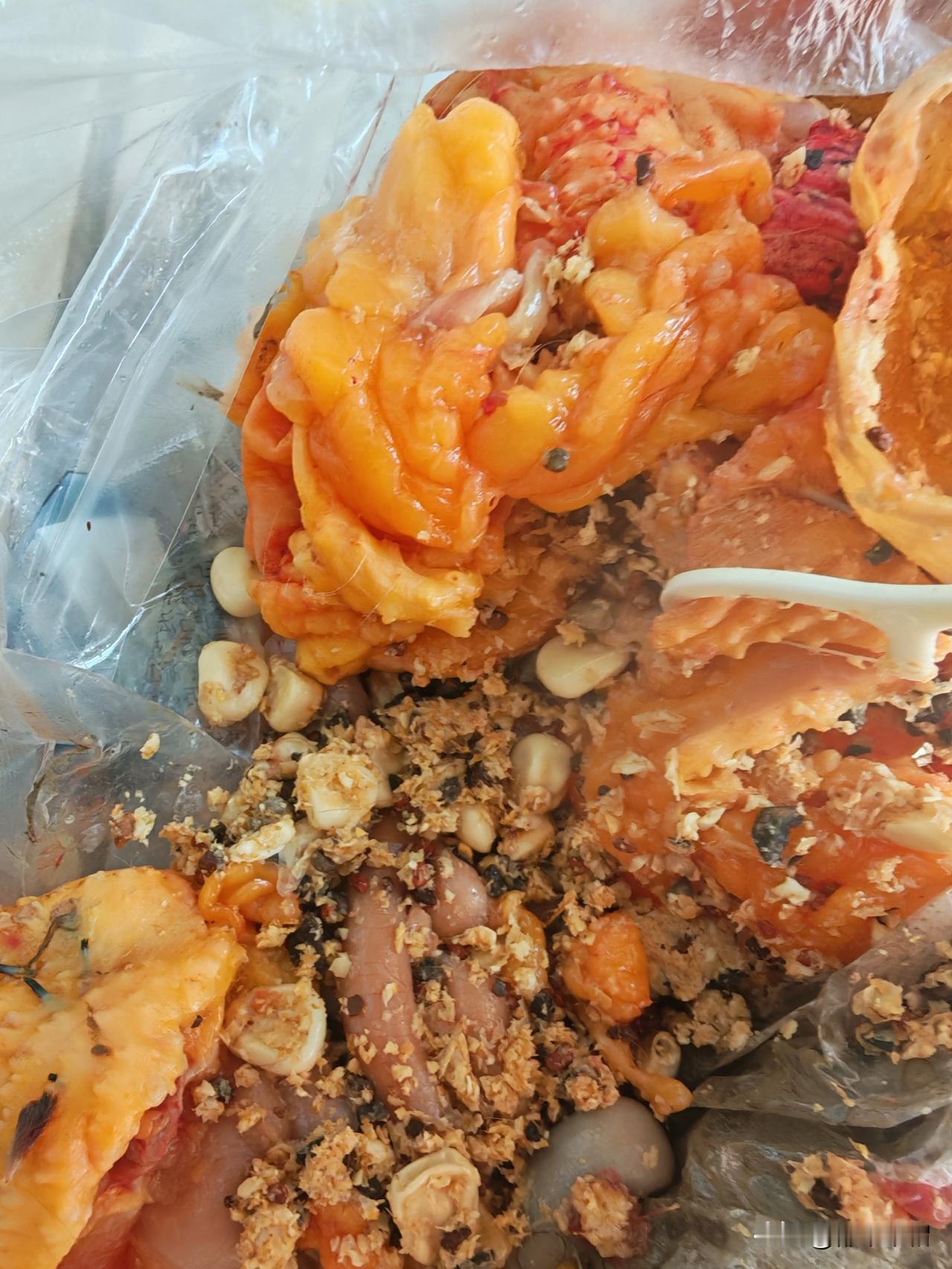 有钱莫买腊月货！马上就是除夕夜，今天农贸市场除了人多，物价也蹭蹭地往上涨。带毛的