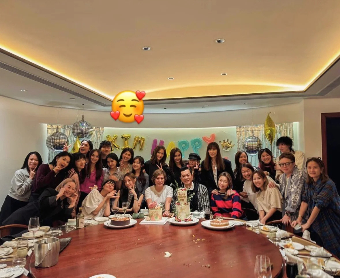 她的经纪人Kim妈生日会，baby亮相庆生，这本来没啥亮点，但大合影环节她第一排
