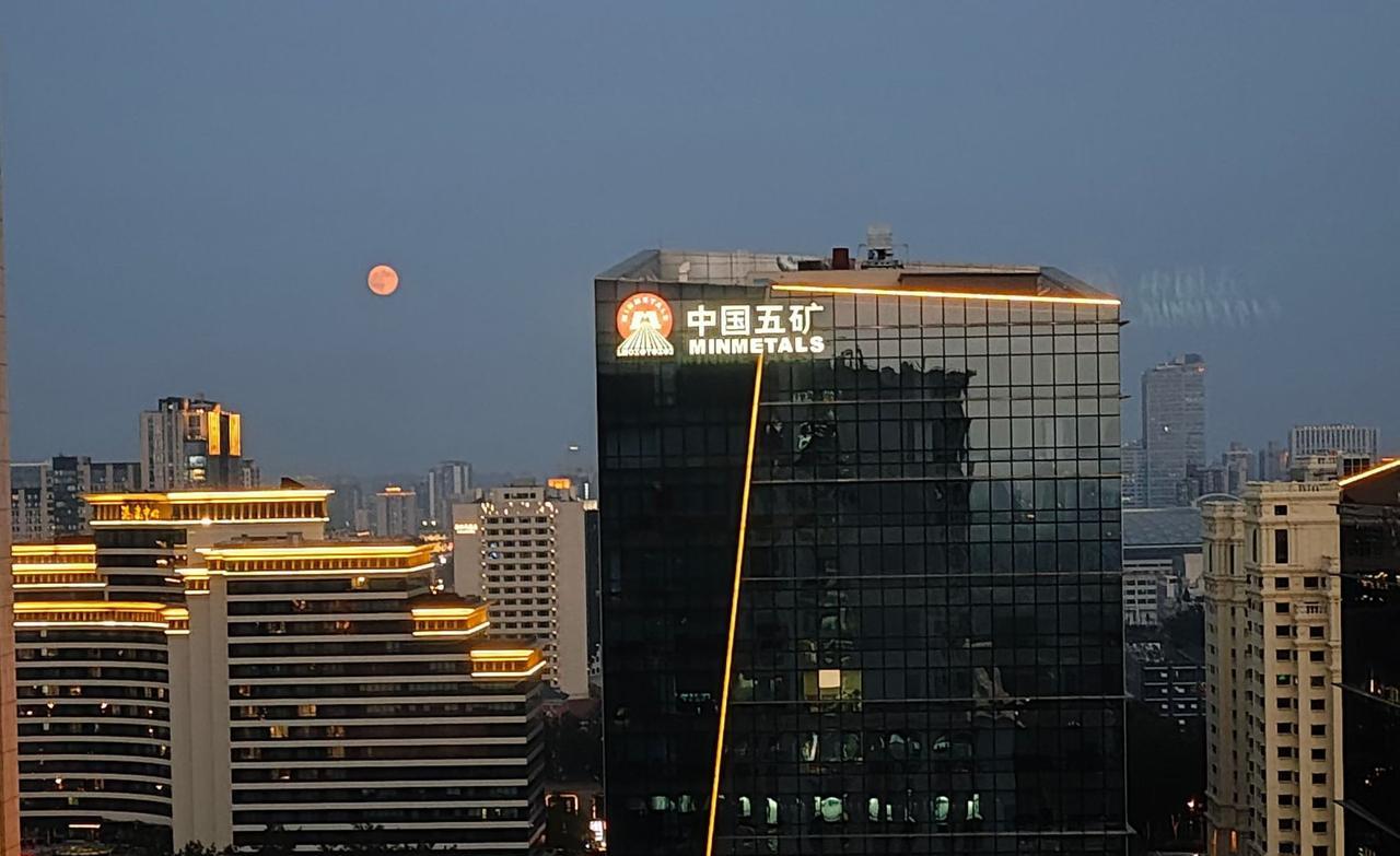 有网友说北京的房价还会跌，说今年上车的会后悔。再等几年会省很多钱。可是对于刚需来