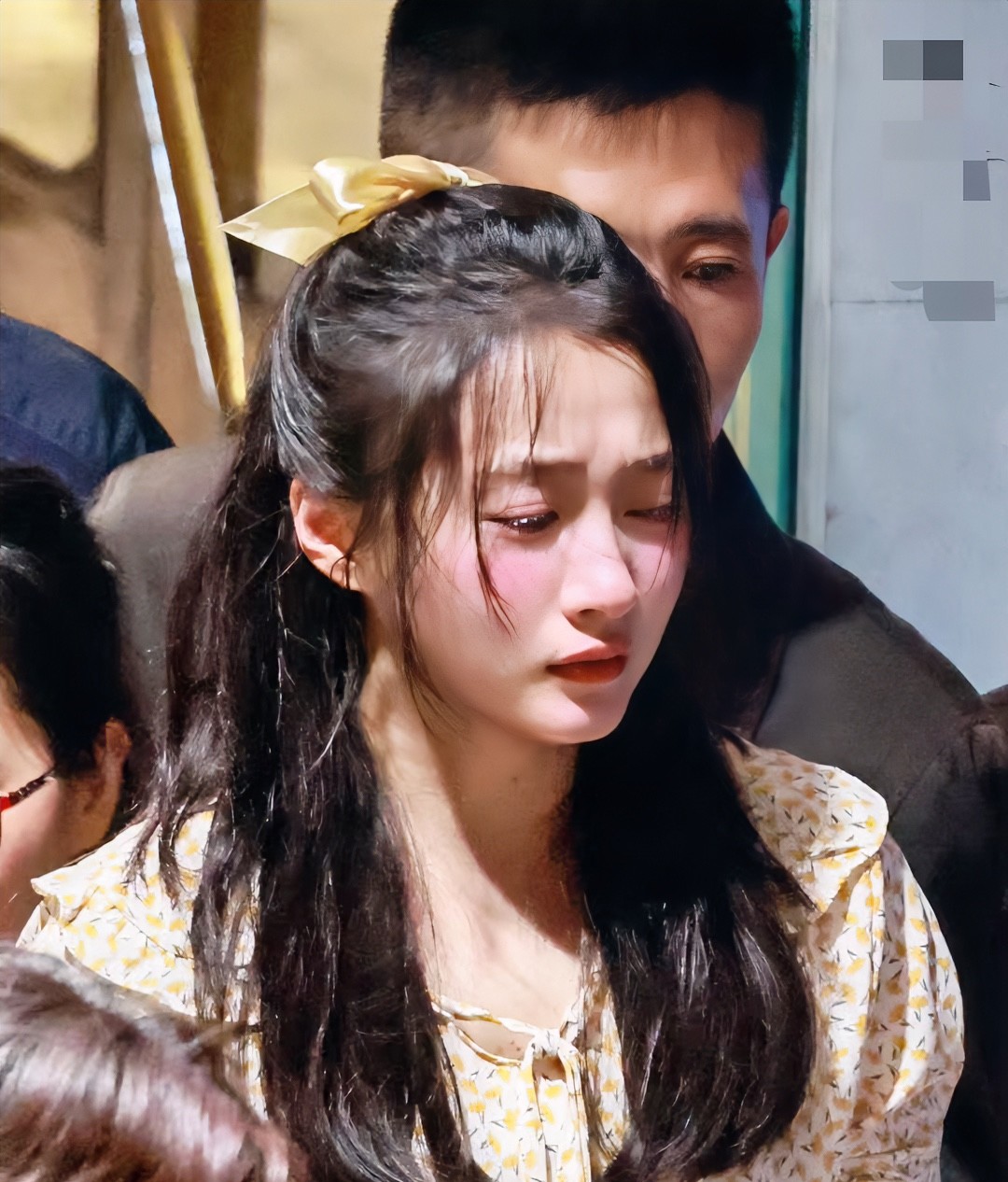 你们发现没有？获得白玉兰的关晓彤并不高兴？或许她最担心的事情还是发生了……