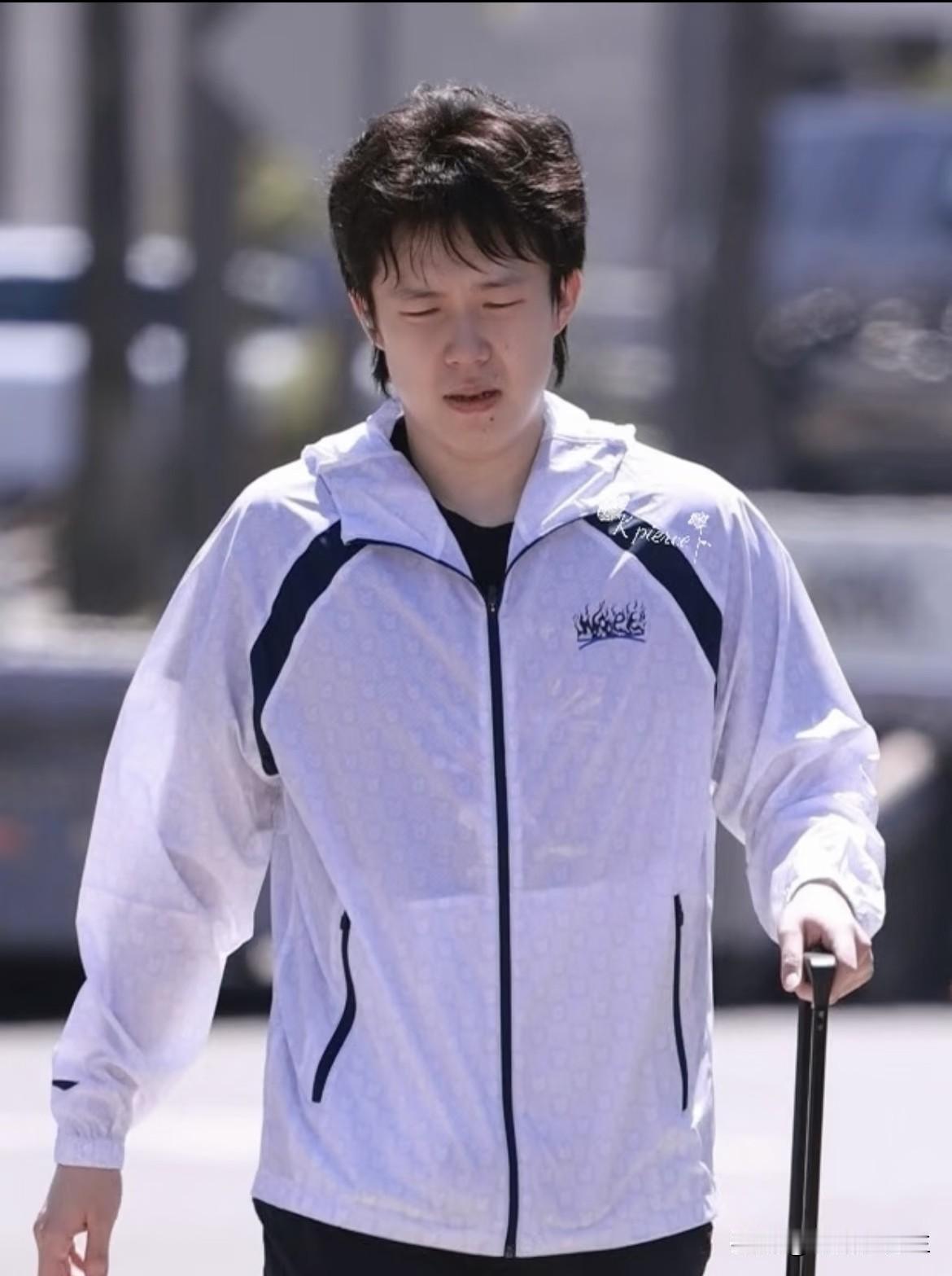 我去！怪不得王楚钦热成了卷发，原来美国大满贯训练馆温度狂飙到35度！！我查了