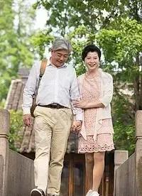 老夫少妻真好！我28岁便成了鳏夫，大儿子才两岁多点。时光荏苒，转眼到