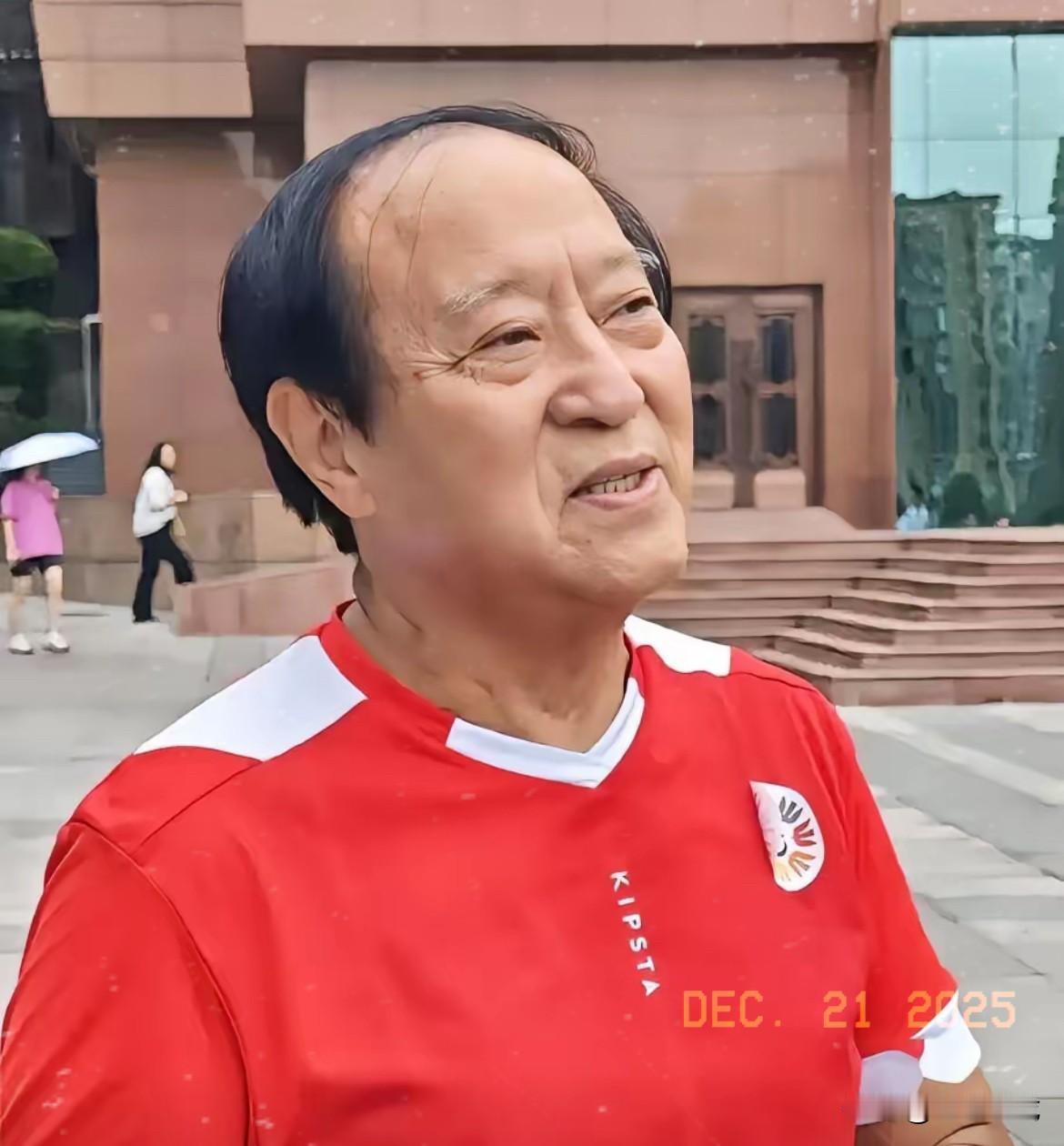 牛群，月工资五六千块，住无电梯的老楼，买特价的蔬菜，他却每月雷打不动的发钱给