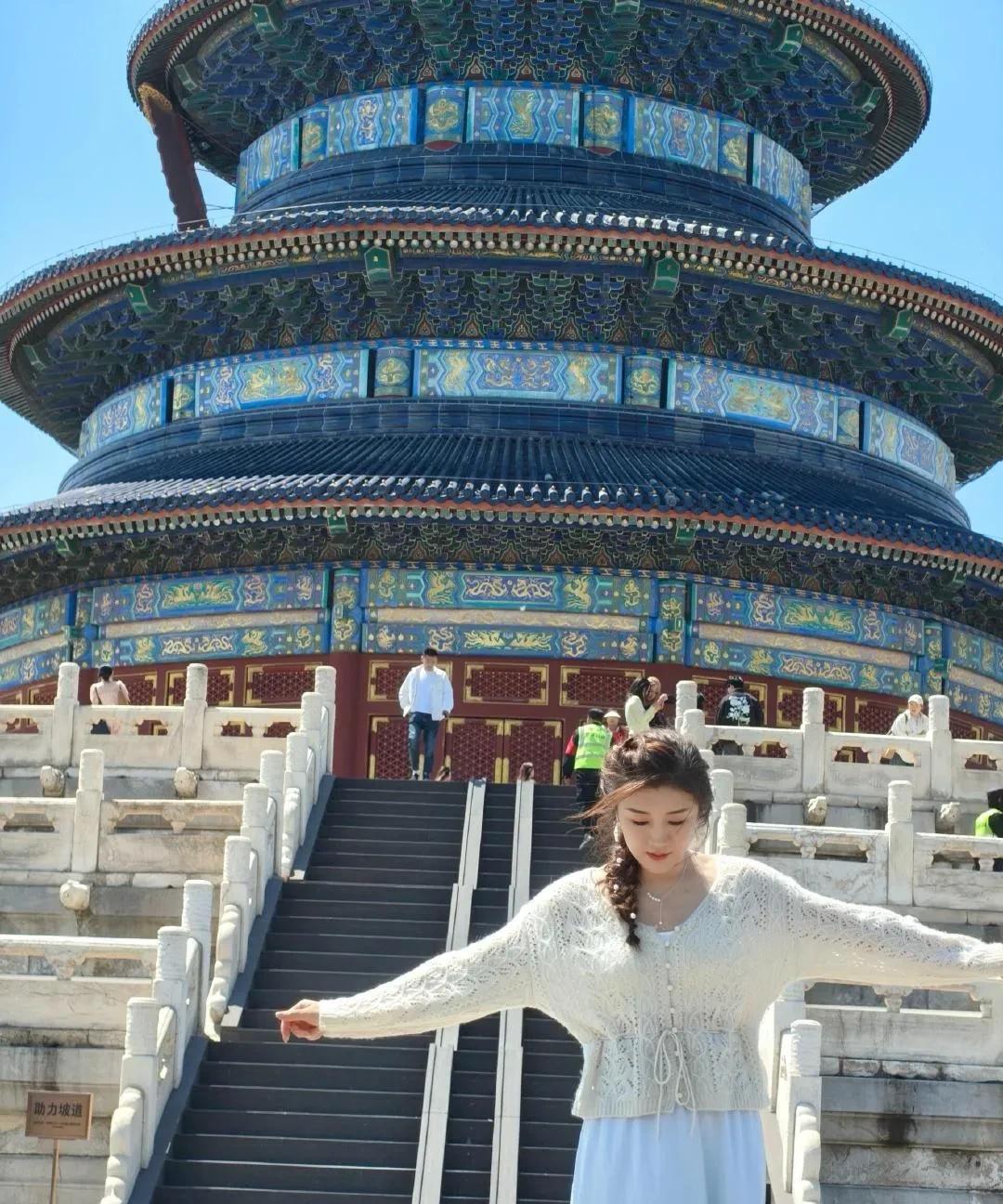在北京天坛公园打卡的梦姐看来也没有引起什么轰动！游客不多，大家都是云淡风轻的忙