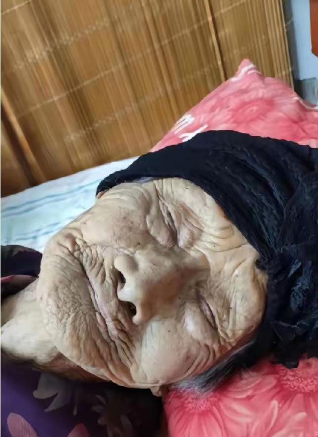 真是有福之人呢！外婆今年97岁，一早起来就念叨让闺女给她擦身，说浑身发紧不舒