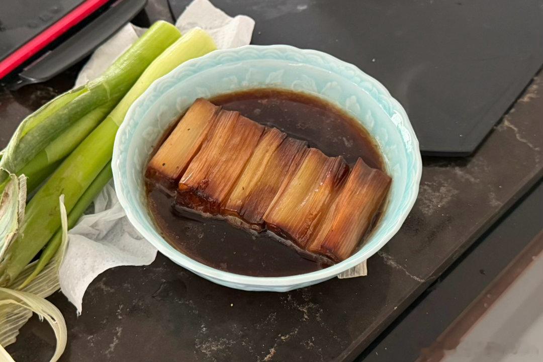 又多一道拿手菜，葱烧海参。这海参是真吃时间，煨半小时才开始软，然后才慢慢入味，做