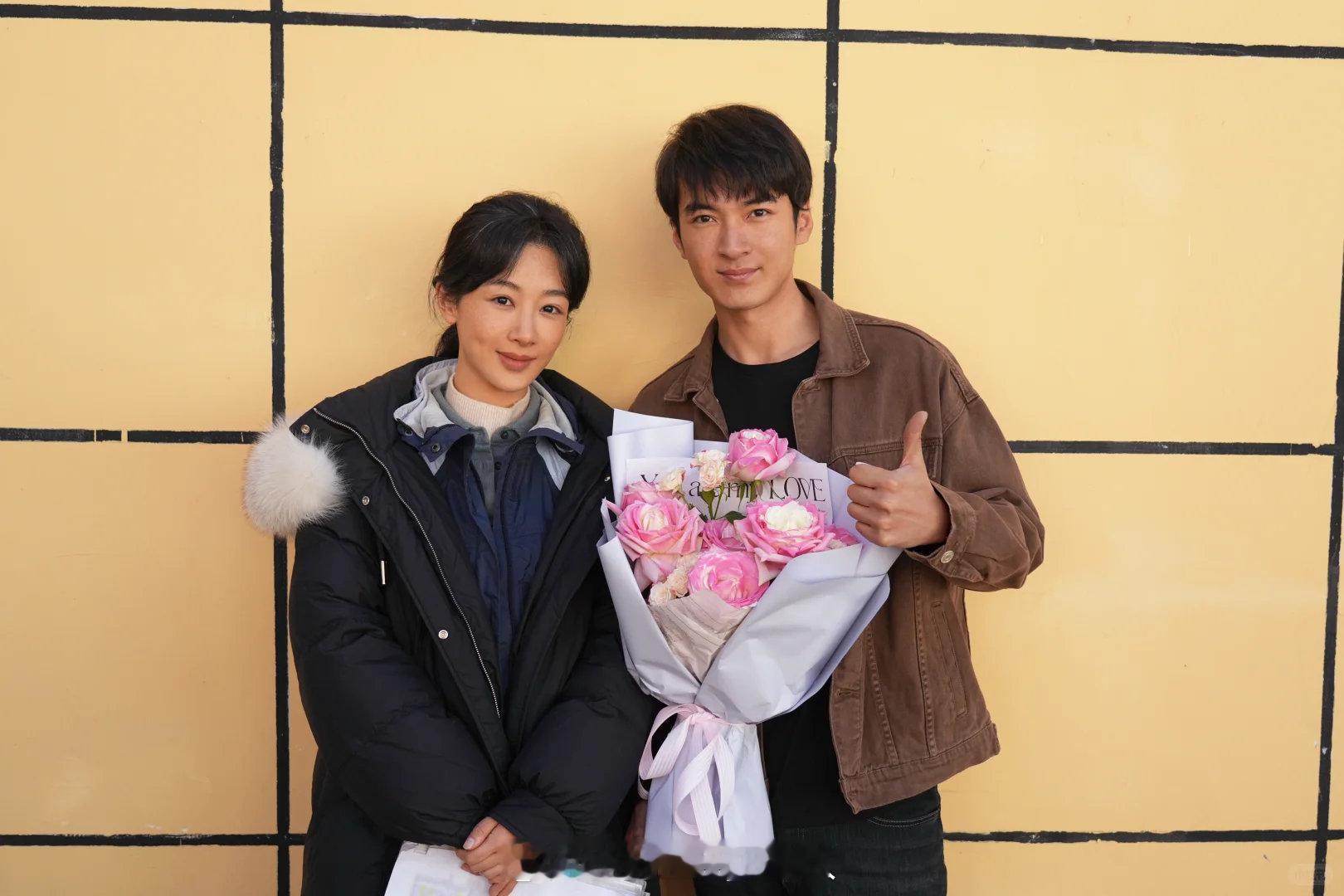 杨紫这合影张真的是妈妈级别的白菊,生命树这部剧妆造真没得说了,有一种恰如其分的人