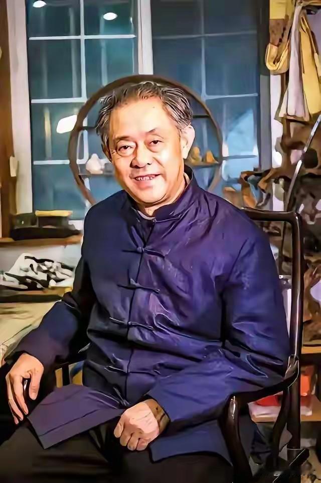 徐湖平这张照片，拍摄的还是很客观的，从照片中能够看得出来，这是一个非常精明的人，