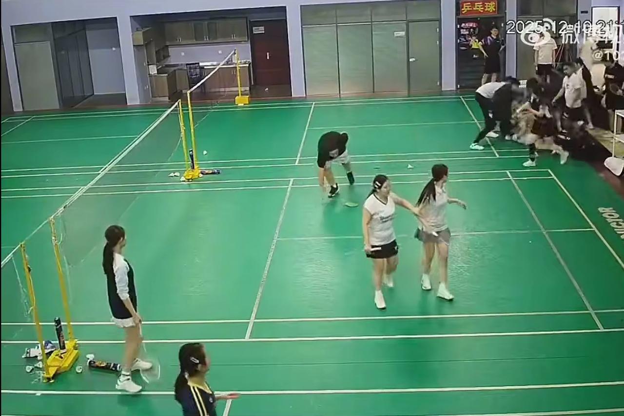 羽毛球场打架这事还真是稀罕。我还以为是啥大不了的事，看评论好像说是因为结束后没握