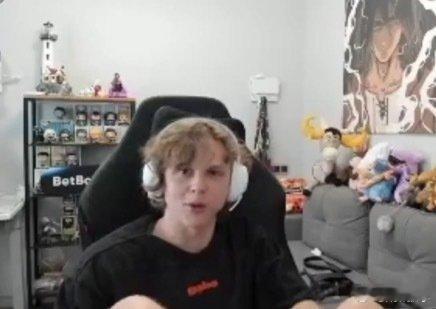 dyrachyo：我现在打dota都没有快感了，我就坐在那儿一直打，感受不到乐趣